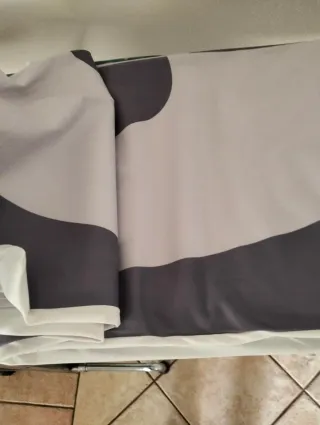 Copritestiera matrimoniale grigio e bianco