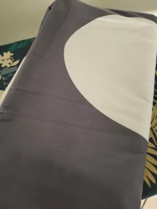 Copritestiera matrimoniale grigio e bianco