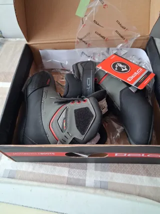 Botas de moto Bela grises y rojas a estrenar n°38
