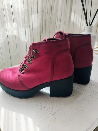 Botines rojos con cordones y plataforma.