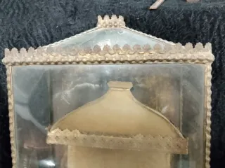 Vitrina antigua metal y cristal con dorsel. Antigu