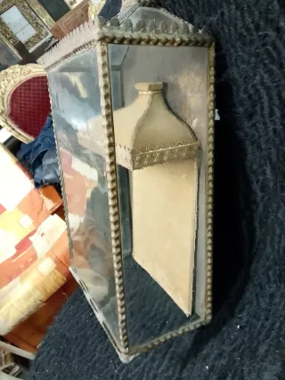 Vitrina antigua metal y cristal con dorsel. Antigu