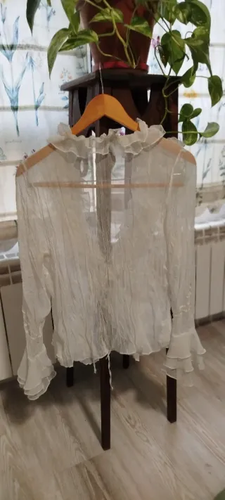 Blusa blanca con volantes