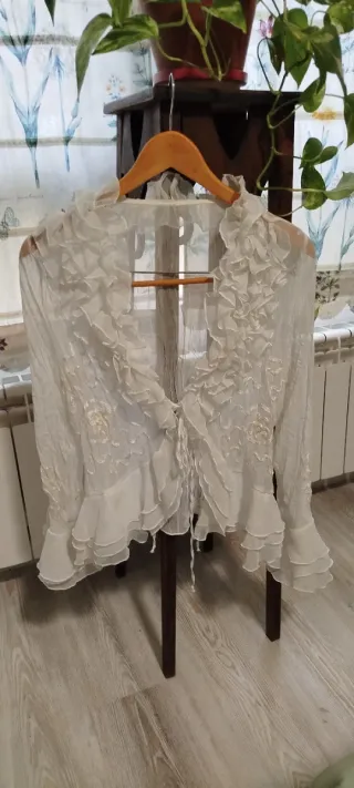 Blusa blanca con volantes