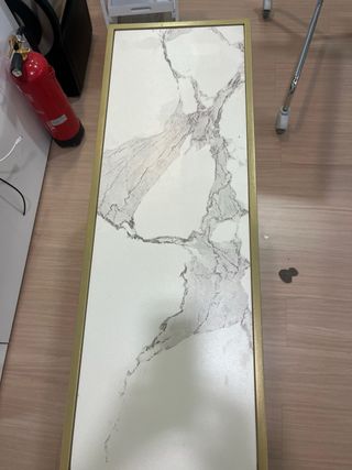 Mesa auxiliar dorada y mármol