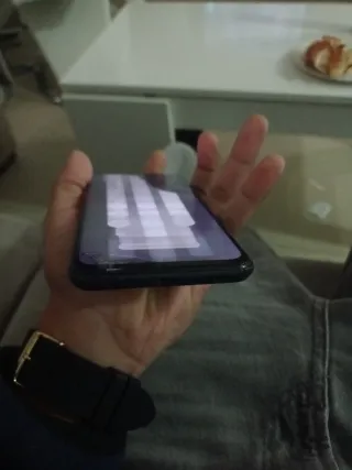 Es un Samsung A14 con 256g de ram y software