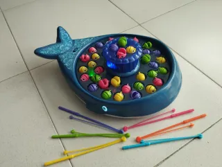 Juego de pescar Ballena con cañas.