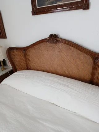 Cama de madera y ratán