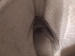 Patines blancos con cordones rojos