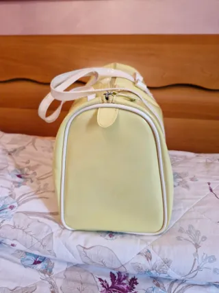 Borsa gialla lucida con fiocco