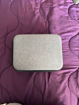 Drone gris con accesorios