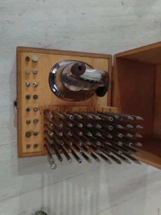 Punzoniera per orologi in legno