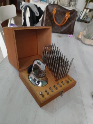 Punzoniera per orologi in legno