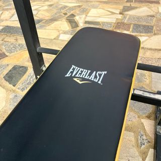 Banco de pesas con barra y discos