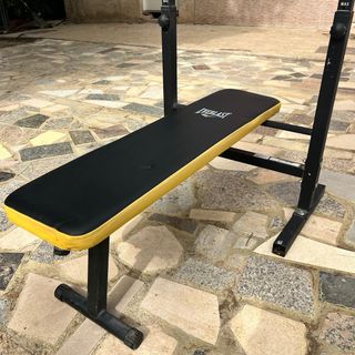 Banco de pesas con barra y discos