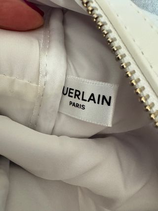 Pochette Guerlain bianca con ape dorata