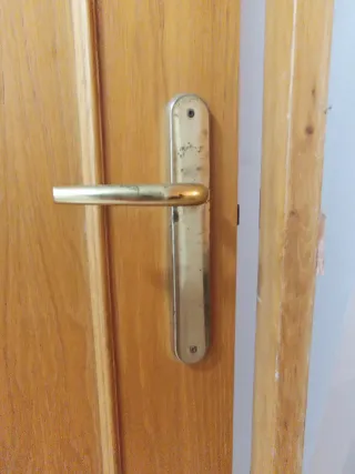 Puerta de madera con marco.