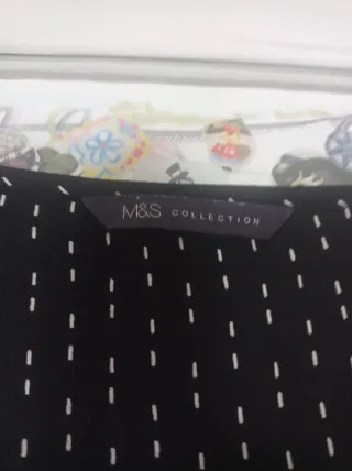 Blusa negra estampada Marks & Spencer