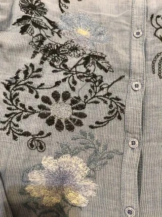 Camisa Desigual bordada pájaro y mariposa.