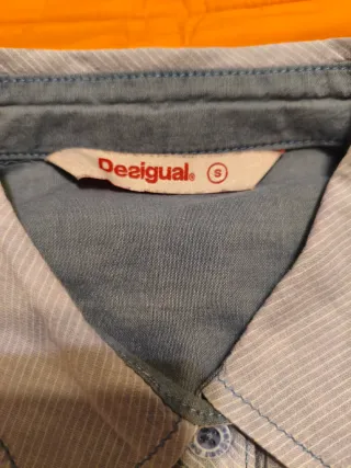 Camisa Desigual bordada pájaro y mariposa.