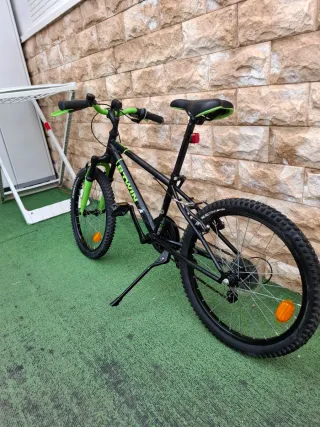 Bicicleta B-TWIN Negra y Verde