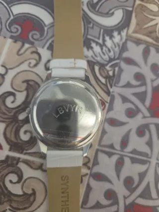 Reloj de pulsera blanco y plateado