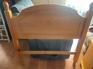 Cabecero y mesita de noche de pino