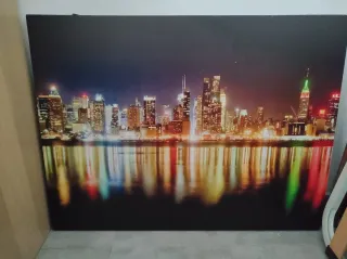 Cuadro Skyline Nocturno con Reflejos