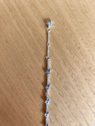 Pulsera plata con estrellas. Pandora?