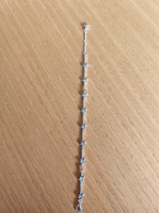 Pulsera plata con estrellas. Pandora?