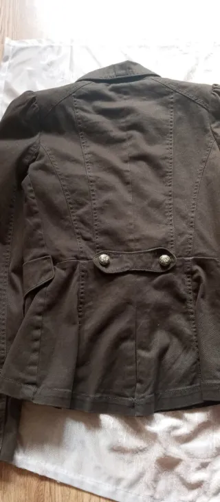 Cazadora estilo militar