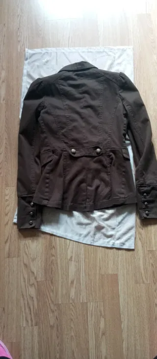 Cazadora estilo militar