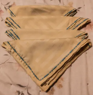 Servilletas de tela beige con borde azul