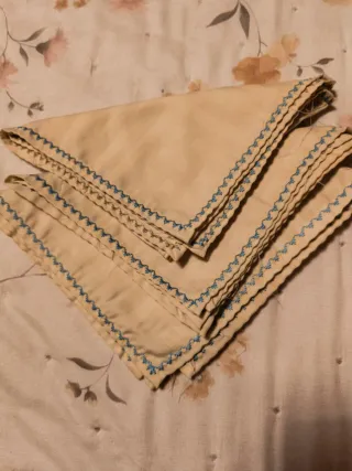 Servilletas de tela beige con borde azul