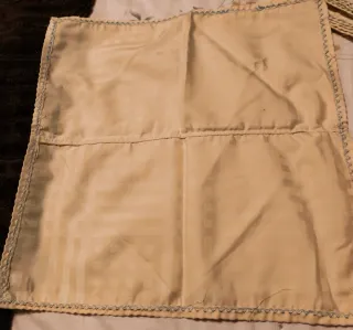 Servilletas de tela beige con borde azul