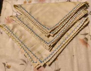 Servilletas de tela beige con borde azul