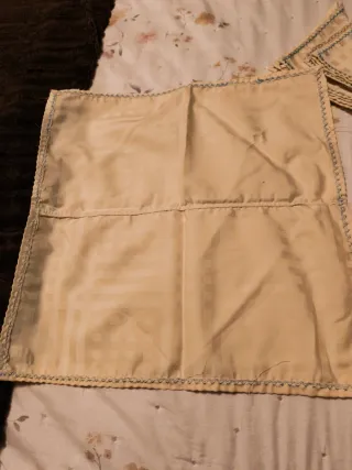 Servilletas de tela beige con borde azul