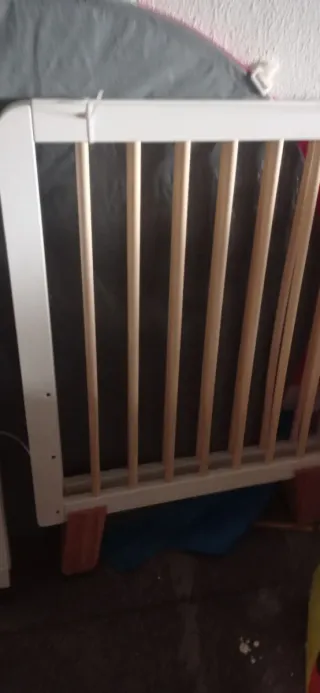 Cuna de madera blanca