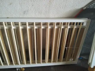 Cuna de madera blanca