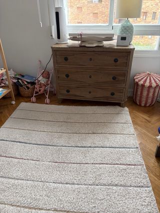 Alfombra infantil beige con rayas