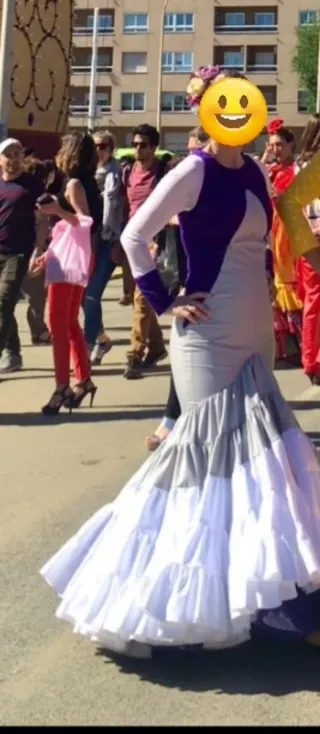 Traje de flamenca gris y morado y blanco