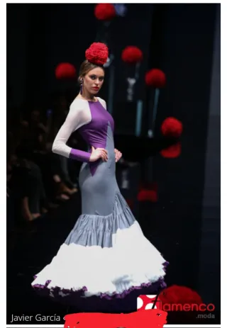 Traje de flamenca gris y morado y blanco