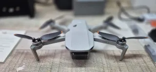 Dron DJI Mini 2 con accesorios