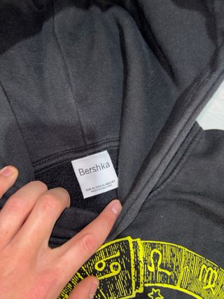 Sudadera con capucha negra y diseño clásico