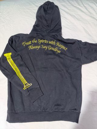 Sudadera con capucha negra y diseño clásico