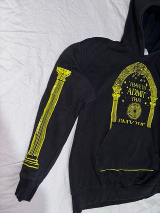 Sudadera con capucha negra y diseño clásico