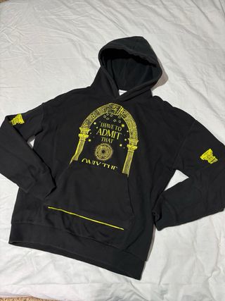 Sudadera con capucha negra y diseño clásico