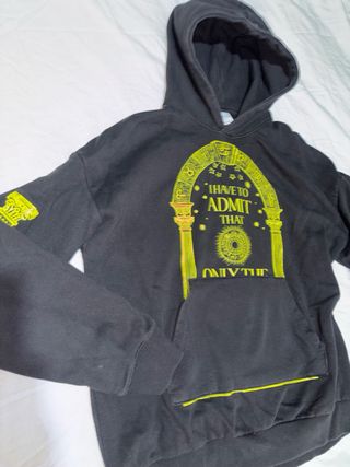 Sudadera con capucha negra y diseño clásico