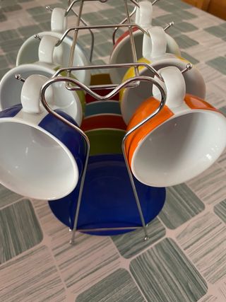 Juego de café multicolor con soporte