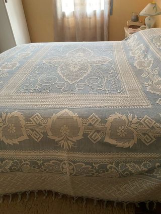 Copriletto primaverile azzurro e bianco